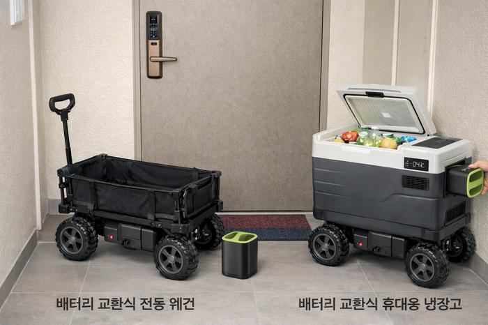 아파트 현관 앞에 배치된 배터리 교환식 전동 웨건과 휴대용 냉장고 - 신선식품 임시 보관